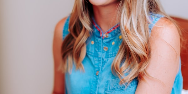 梅西手捧世界杯冠军奖杯庆祝瞬间特写